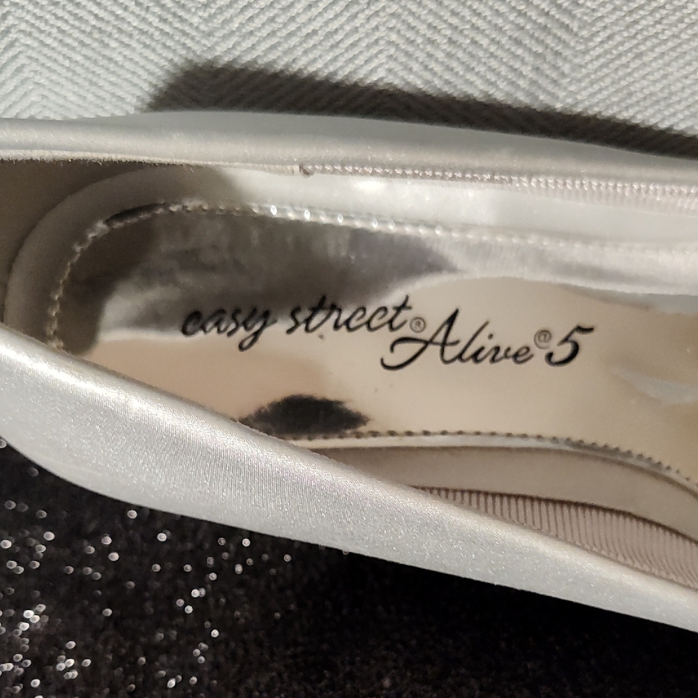 Easy Street Alive 5 Shoes - Picture 2 of 6